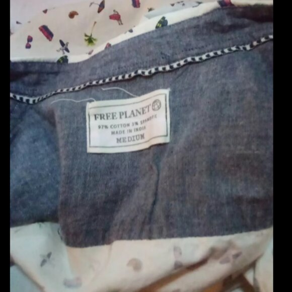 Free Planet Beach Themed Button Up Polo Mens Medium (17"W X 25"L) - Picture 4 of 9